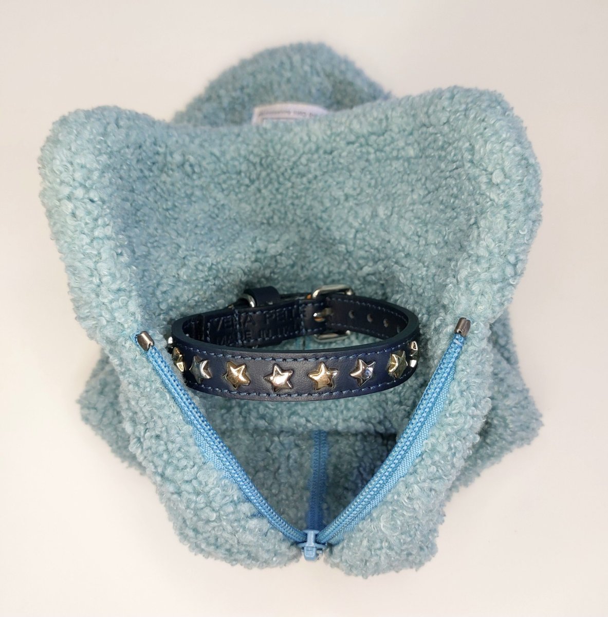 Cappottino per cani Snug&Fit in morbido Teddy – CELESTE – Limited Edition – Realizzato a mano - immagine 6