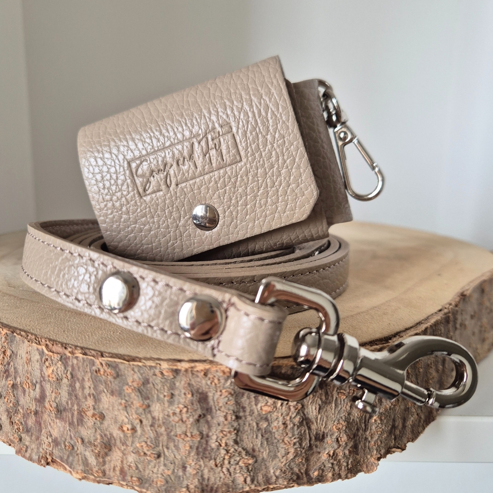 Porta Sacchetti per cani DOVE by Snugandfit in vera pelle tortora - immagine 4